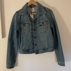 Jeansjacka från Lee  - Oanvänd jeansjacka från Lee, lappar kvar.  Ordinarie pris: 999kr 