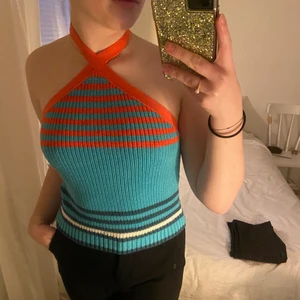 Stickad linne - En stickad linne från zara. Aldrig använt och prislappen är kvar så den är i perfekt skick. Fick inte användning för den i somras och därav är den inte använd. Men linnet är verkligen super fint. Knyter runt halsen och är öppen i ryggen. Storlek S och sitter perfekt på mig som brukar ha S.🥳