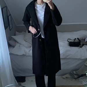 Fin kappa - Säljer denna fina kappa i storlek 38 men passar även 36. Helt nya därav bandet som syns på bilden. 290 kr inkl frakt. Jättebra i kvaliteten😍