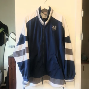 NIKE ZIP 90’s SWEATSHIRT  - Superskön oversized tröja i 90’s kid vibe. Mjuk kvalitet 