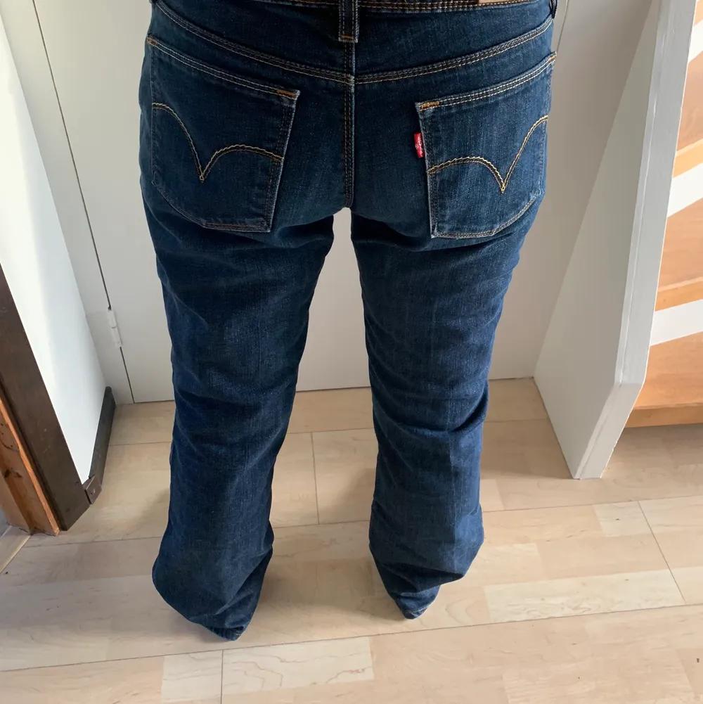 Säljer dessa otroligt snygga jeans från levis!! Modellen är i bootcut och de är även lågmidjade. Jeansen är i W32 och passar mig som är runt 170 cm. . Jeans & Byxor.