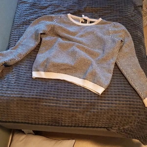 Stickad tröja - Svart och vit stickad långärmad 