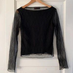 Meshtopp - Festlig svart meshtopp med täckande tyg framtill från Only 2000! Står inte storlek men skulle säga att det är som en S 🖤