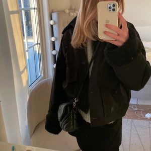 Vår jacka - Super snygg jacka från &otherstories. Använd ett fåtal gånger så i fint skick, nypris ca 1500❤️skriv för fler frågor! 