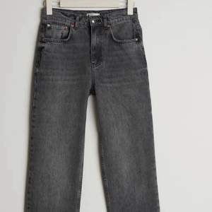 Säljer mina mörk gråa 90s High waist jeans, då jeansen är för små, använda ett antal gånger men inga defekter på dem, nypris:599kr 
