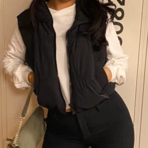 Svart svart  - Svart puffig väst i storlek M i nyskick. Använd fåtal gånger. 