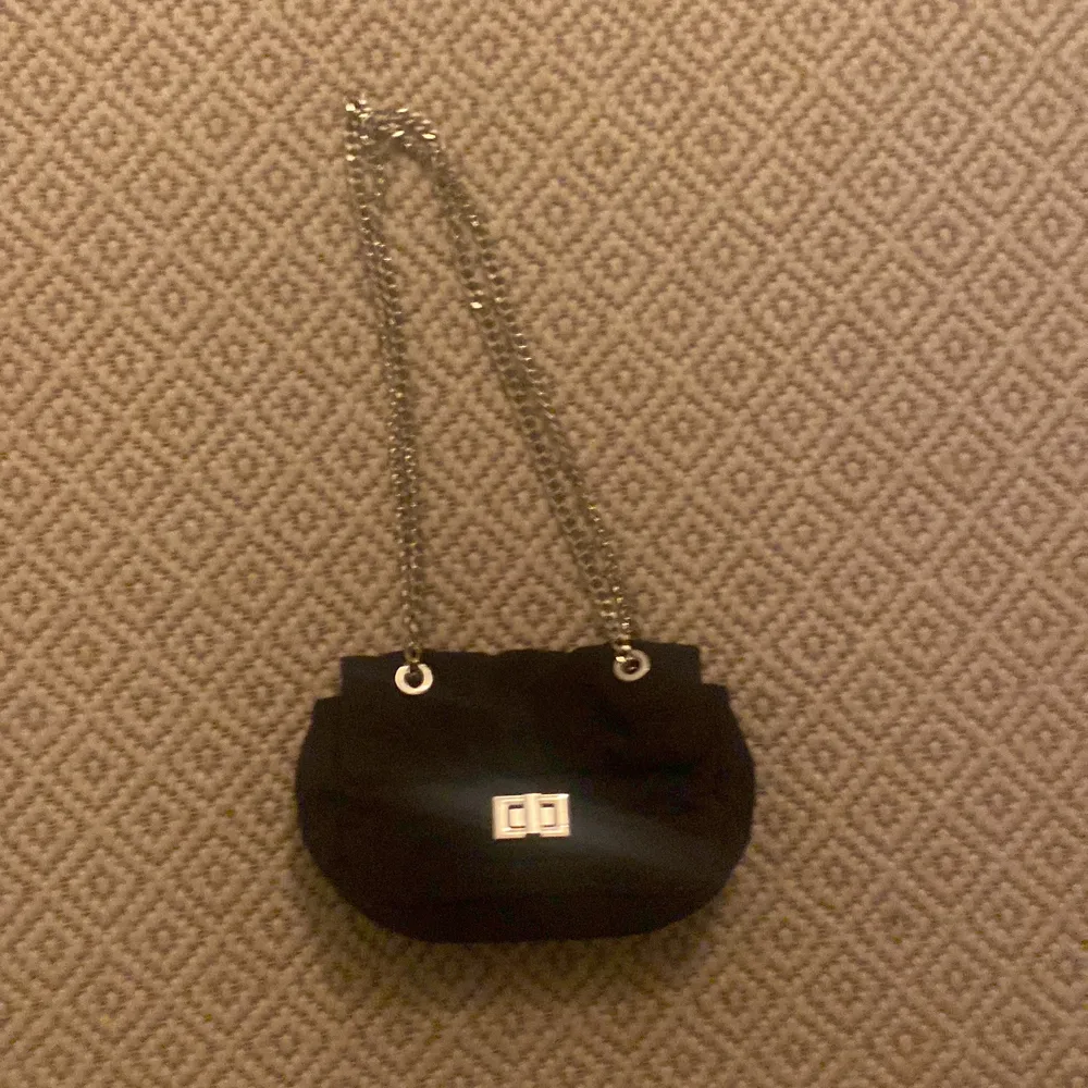 Säljer denna jätte snygga svarta väskan från parfois då den inte kommer till andvändning eftersom jag har 2💕  skriv privat för mer bilder elle några frågor!. Väskor.