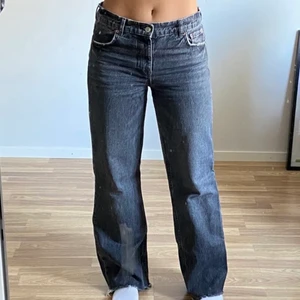 Jeans zara - Gråa mid rise jeans från Zara!! Har för mig att dessa inte säljs längre?? Dom är i superbra skick, finns en resår på insidan men som som inte synns alls. Passar mig som är ca 168 cm.💓 (Inte mina bilder) 