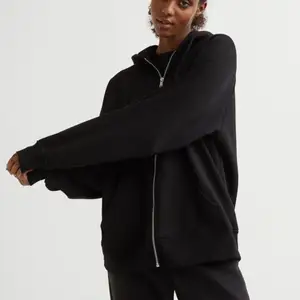 Säljer denna skitsnygga Zip hoodien från hm!! Väldigt oversized så passar allt från XS-L beroende på hur du vill att den ska sitta!! 🤍