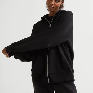 Oversized zip hoodie - Säljer denna skitsnygga Zip hoodien från hm!! Väldigt oversized så passar allt från XS-L beroende på hur du vill att den ska sitta!! 🤍