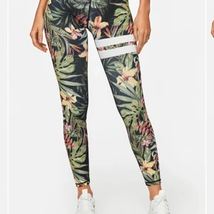 Stronger tights - Vietnam - Ett par fina stronger tights, knappt använda  , Stretchiga ,  orginal pris : 799kr Nypris : 500kr  | Läs bion för fler frågor :)