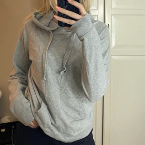 Grå hoodie från crocker  - Går Hoodie storlek S. Lite tunnare o super skön på sommaren när man inte vill frysa eller svettas.