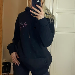 Hoodie shein  - Overzised hoodie från SHEIN storlek S men passar XS-M. Super fina tryck på fram och baksida o skönt tyg.