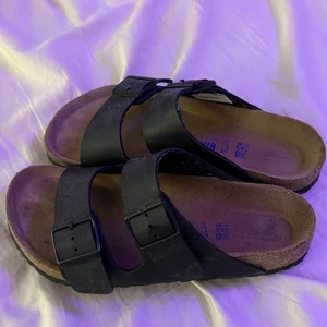 Birkenstock - Säljer mina svarta birkenstock eftersom dom är för små för mig. Använda en sommar så dom är lite smutsiga men går självklart att tvätta bort. Inga skador på skorna annars