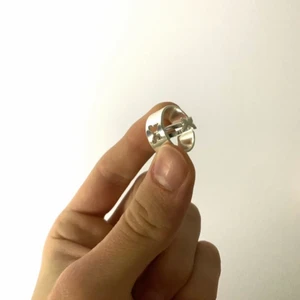 2st Ringar Fjäril - Ett 2 - pack ringar. (HELT NYA)  Fjärilen som är på ringarna matchar varandra och den smala ringens fjäril platsar perfekt inuti den tjockare ringens fjäril. Perfekt som en gåva till någon du tycker om!  Betala gärna med Swish så fraktar jag dina ringar direkt!