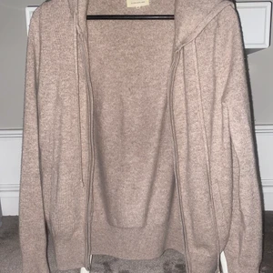 Soft goat hoodie - Så snygg zip hoodie från soft goat. Har Tyvär ett hål längst ner på ärmen men går lätt att dölja genom en uppvikning, men därav priset. 100% kashmir