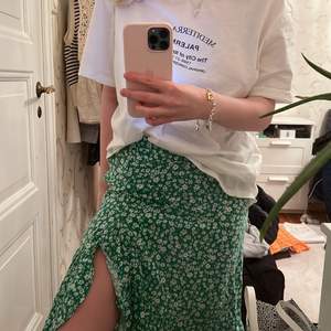 Blommig midi kjol från stradivarius🧡så fin grön färg, storlek S💚