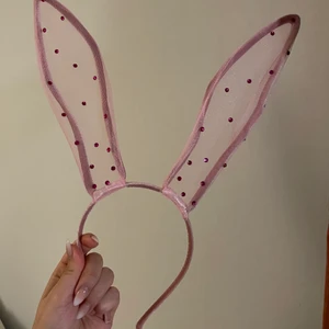 Kaninöron Asos, bunny - Säljer dessa supergulliga kaninöron från Asos ”bunnyears”😍😍perfekt om man vill vara en bunny för halloween eller liknande💕💕💕De är även justerbara så man kan vika och vrida de hur man vill💕💕 nypris 238kr, säljes för 100kr+frakt💕