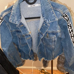 Na-kd Jeans-jacka, storlek 36 - Använd ett få tal gånger så jackan är i fint skick. Frakten ingår i priset alltså 134kr för jackan och 66kr för frakten.