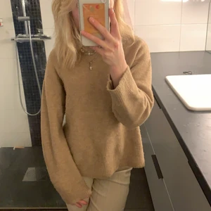 Stickad brun tröja - En supermysig brun stickad tröja från zara. Bra kvalité och skönt material! Den är lite oversized i modellen och jag har vanligtvis xs/s och denna är i storlek 152:) köpare betalar frakt
