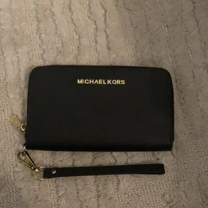 Michael Kors plånbok  - Säljer min Michael kors plånbok (självklart äkta) som är i fint skick och sparsamt använd. Inget sparat kvitto så säljs billigare men är i helt felfritt skick ✨