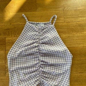 Lila topp från ZARA - Söt topp som sitter riktigt snyggt! Härlig att ha på sommaren med de ljuslila rutiga temat☀️☀️ Storlek S