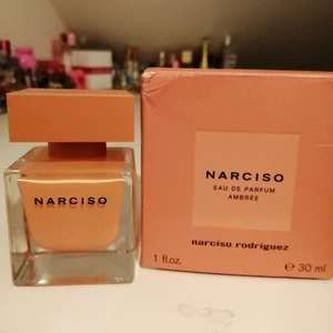 Narciso Rodriguez Ambree  - Köpt här på plick men passar inte mig tyvärr. 30 ml edp, jag har för mig att tjejen knappt använt något så iaf 70% om inte mer kvar. Batchcode finns och visar att den är från 2020. Passar på vår o sommar tycker jag :) Säljes för 250 kr plus 45 kr frakt i postens påse 🦋