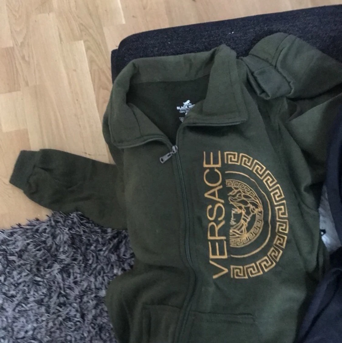 Versace byxa och tröja  - 90