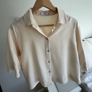 Beige/vit skjorta från Mango - Blus/skjorta med korta ärmar, vad man nu ska kalla det, ljus beige/benvit med knappar i mitten! Storlek 34, från Mango! Mycket bra skick! 🌟