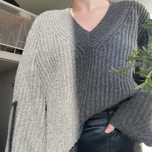 Stickad tröja  - Grå stickad tröja med v-ringning från H&M. Inköpt för 1 år sedan.