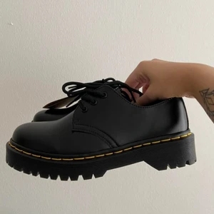 Dr martens 1461 - Har råkat köpa fejk dr. Martens 😳. Hursomhelst så är de helt oanvända och utifrån syns det inte att de är fejk! Står storlek 38 men de sitter mer som 37, aka för små för mig. Första bilden är från den gamla säljaren, köpta för 700. Dma för fler bilder eller om du har frågor (pris kan diskuteras) :-)