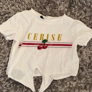 T-shirt -  En super söt vit t-shirt😍