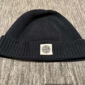 Stone Island Junior mössa - Junior men passar vuxen, mörkblå, köptes på NK Göteborg för  1000kr