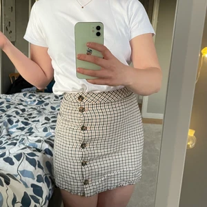 Rutig kjol - En rutig kjol som passar perfekt för lite finare tillfällen men också bara med strumpbyxor en solig vårdag. Säljer pga aldrrles för liten för mig. Skulle snarare säga att den är 34/36. Aldrig använd av mig men köpt secondhand🧡