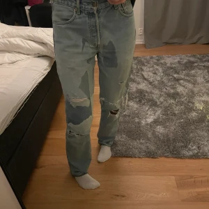 levis  - Jättefina levis jeans som jag köpte här på plick!! Storleken L34 W33. Jag är 180.