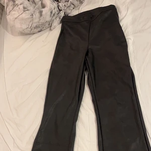 Utsvängda  - Utsvängda byxor. Dragkedjan ligger på sidan✨