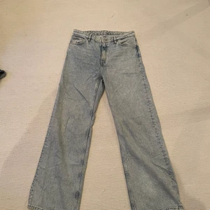 Monki jeans storlek 32 - Dom är i bra skick använda bara några gånger 