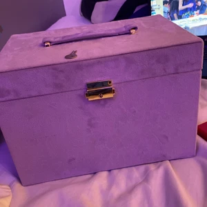 Smyckeskrin  - Ett jätte fint smyckeskrin i valor liknande material i färgen lila   ny pris 999 har en nyckel säljer pgr har ingen plats för den säljer för 500kr