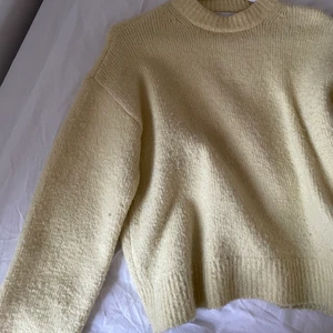 Stickad tröja - Säljer denna snygga gula tjocktröja i stlr S. Den är från zara, men är slutsåld. Gott skick, däremot fkn S de lite lödder på tröjan. Dock kan man lätt ta bort de. Skriv vid intresse, frakt står du för🤍