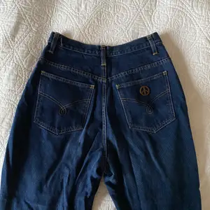 Intressekoll på mina Vintage Moschino jeans köpt second hand i London! Strlk S