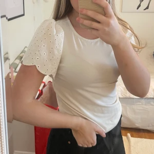 Vit t-shirt med söta ärmar - Super söt t-shirt med fina ärmar😍😍👌🏻 XS men passar ändå jätte bra på mig som har S💕