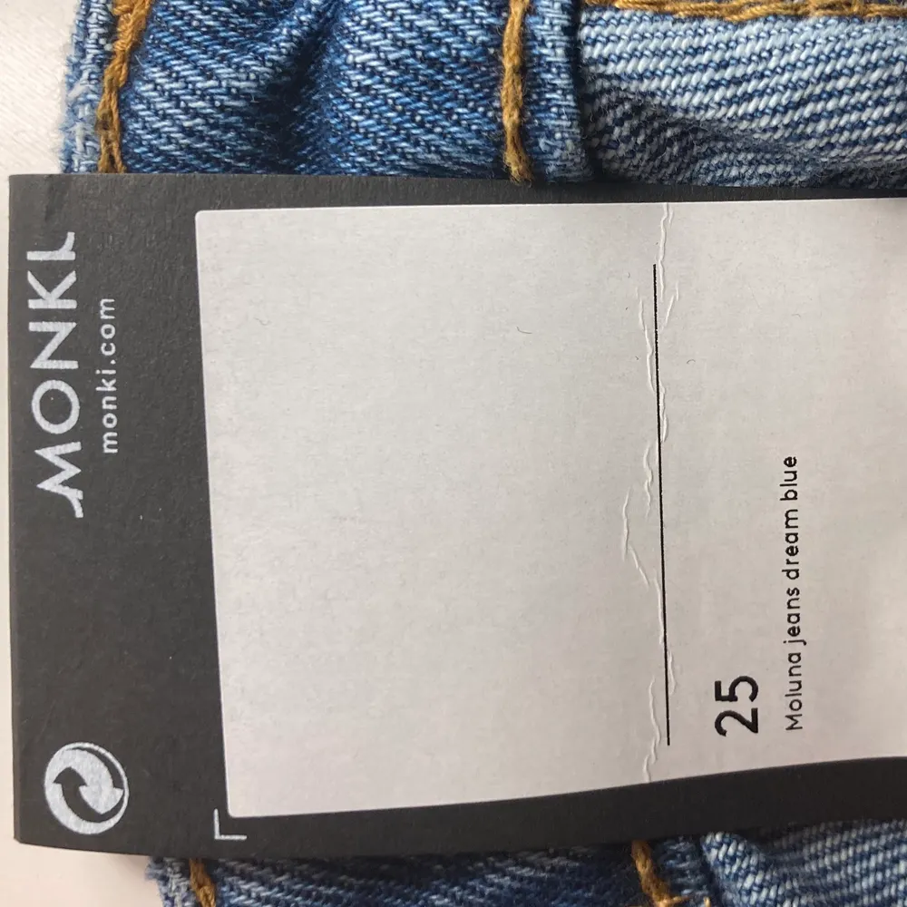 Jag säljer dessa skit snygga jeansen som jag köpt från monki. Säljer pågrund av att dem var förstora i midjan tyvärr och inte var helt min stil💜. Helt nyköpta och har endast provat dem 1-2 gånger. Köpt dem för 200 kr på monki och storleken är 25 i midjan.💜💙 skriv om ni är intresserade!❤️. Jeans & Byxor.