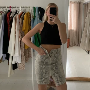 Orm kjol  - Jeans kjol som sitter så satans bra men kan tyvärr inte stänga i midjan längre o därför säljer jag den. Perfekta sommarkjolen till uppklätt eller dagligt om du frågar mig. skriv för mer bilder. 
