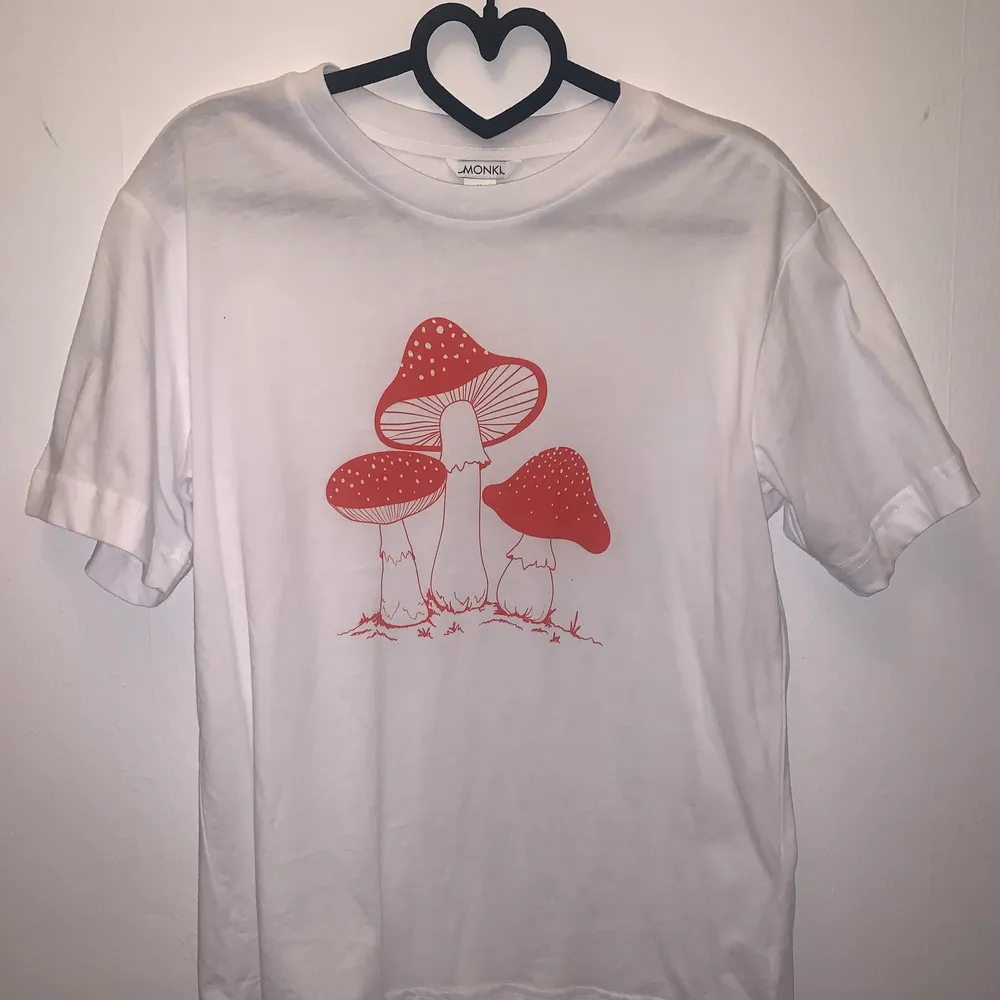 Oanvänd t-shirt från Monki strl Xs🍄🤍🤍.. T-shirts.