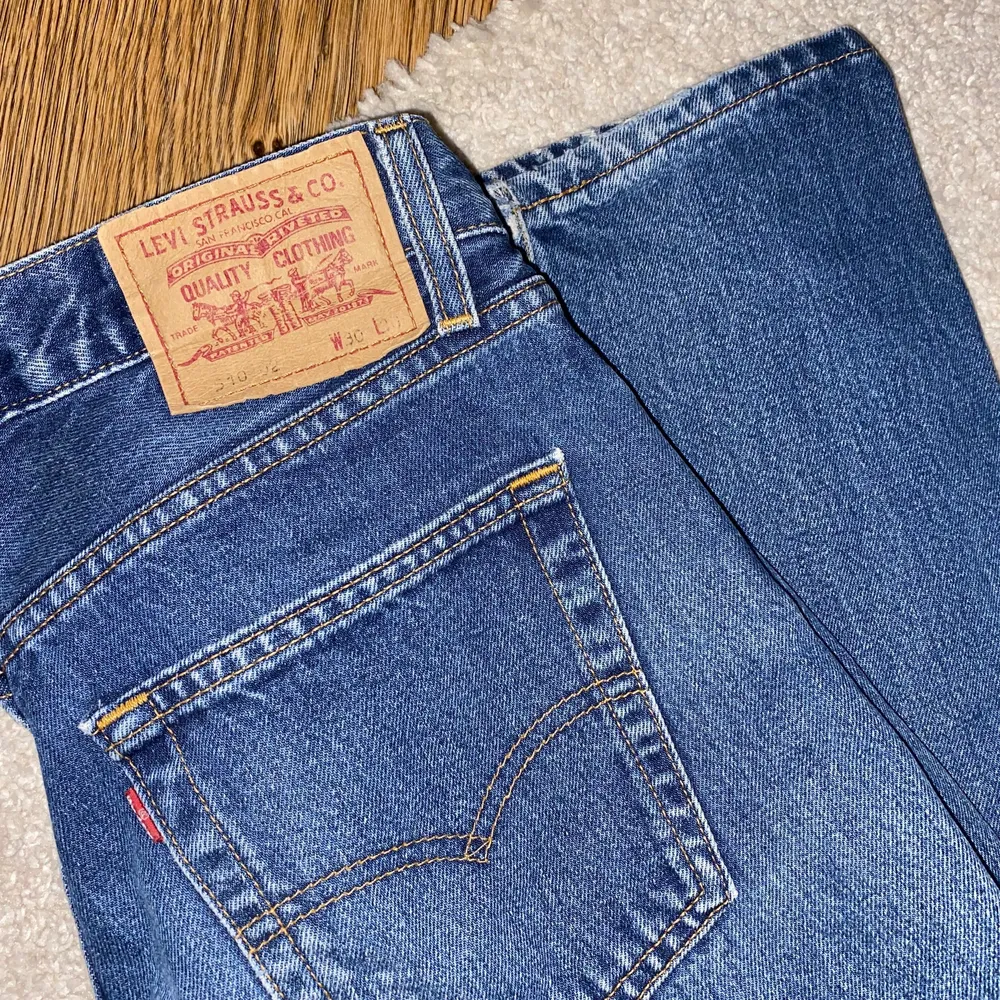 Säljer nu mina vintage Levis jeans, rak modell med låg midja! 💙. Jeans & Byxor.