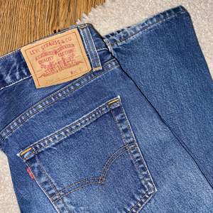 Säljer nu mina vintage Levis jeans, rak modell med låg midja! 💙
