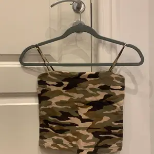 Militär linne från Gina tricot i storlek S.