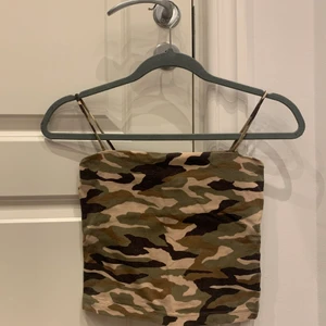 Militär linne  - Militär linne från Gina tricot i storlek S.
