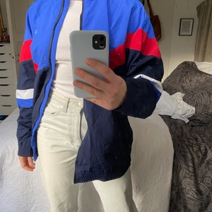 FILA Jacka - En färgglad vindjacka från FILA som jag använt ett fåtal gånger. Älskar materialet då det är lite kraftigare utanpå. Den är också väldigt lätt att ha på sig samtidigt som den tål vind. Säljer den då färgen inte riktigt passar mig längre🥰