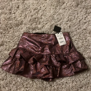 Zara kjol - Nu säljer jag denna helt slutsålda kjol från zara. Den är helt oanvänd och prislappen är kvar. Säljer pga för liten så skulle säga att den sitter mer som en S